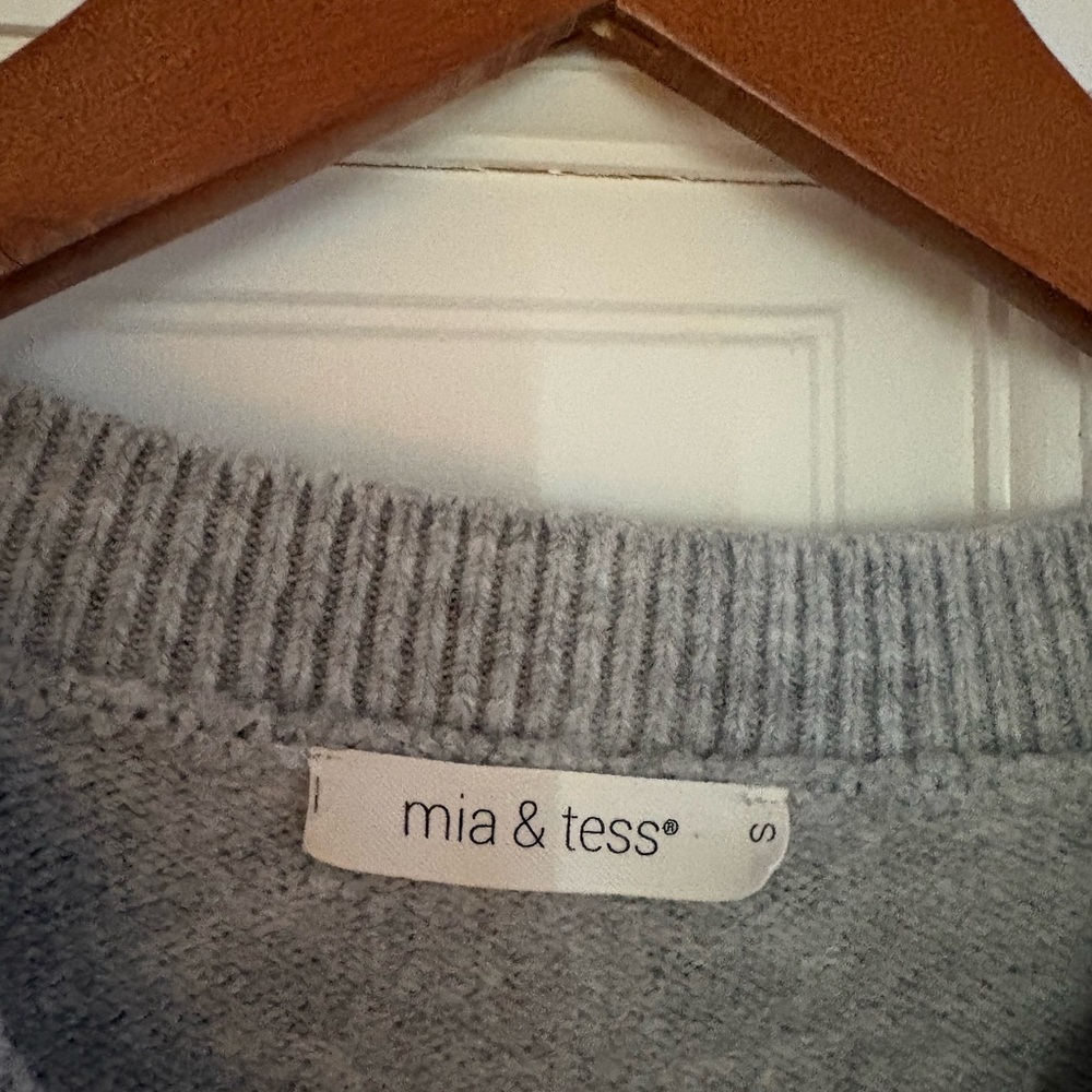 Elegant Gray Star Sweater - Picture 2 of 3